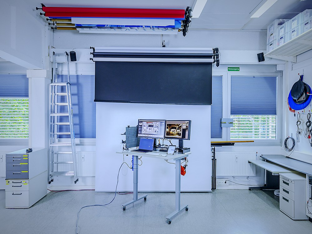 Studio-Loft mit Arbeitsplatz, Technik und Deckenschiene