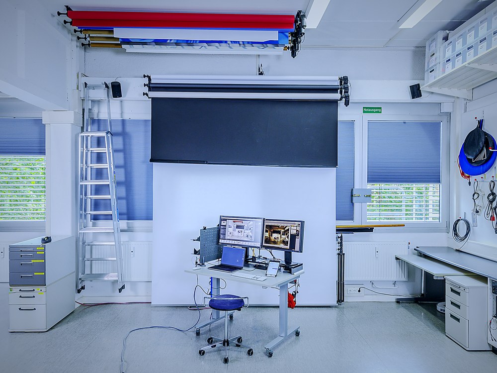 Umfangreiche Fototechnik an der Ausstattungswand