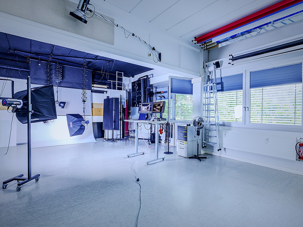 Studio-Ecke mit Kleiderstange, Tisch und Hintergrundsystem