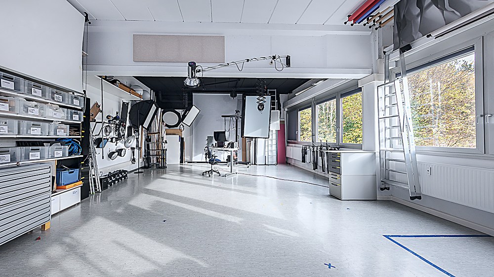 Studio mit Technik-Ecke, Rollo-Hintergründen und Tageslicht
