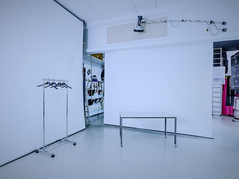 Werkbereich mit Ablage und Kunst an der Wand